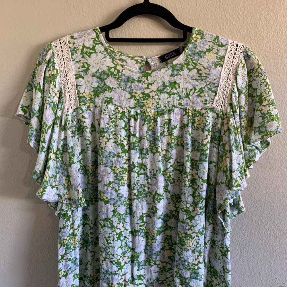 Cure. floral blouse like new size Large
